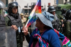 La Paz, Bolivia. 21st Nov 2019. A protester confronts the Police/ military blocking access to the main square. A march of ten of thousands people from El Alto/ Senkata tried to carry coffins containing the remains of some of the victims killed on November 19th to the main square of La Paz. Radoslaw Czajkowski