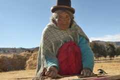 Bolivia - lake Titicaca - traditional weaving 27